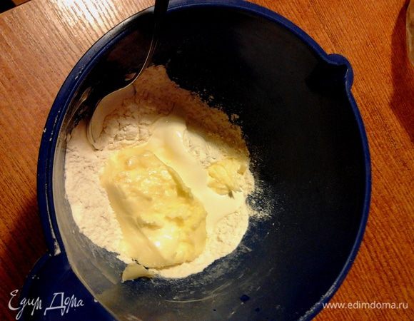 Духовку включить на 180°С. Перемешать муку, сметану, сливочное масло, 1 ч. ложку сахара и соль.