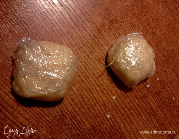 Затем разделить тесто на две части, завернуть в пищевую пленку и убрать в холодильник на 30 минут.