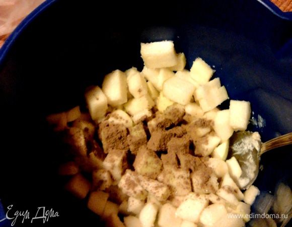 Яблоко нарезать на маленькие кубики, посыпать оставшимся сахаром и корицей, перемешать. 