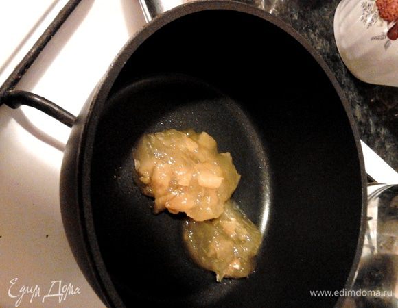 Растопить в небольшой кастрюле абрикосовый джем. 