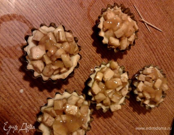 Готовые галеты вынуть из духовки и через сито полить абрикосовым джемом. 