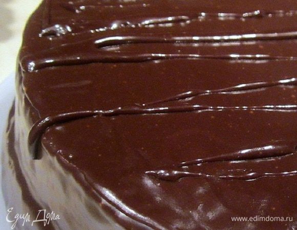 Размягченное сливочное масло разотрите или взбейте миксером с сахарной пудрой (я взбивала миксером).