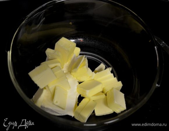 Смешать слив.масло и слив.сыр,соль вместе руками до крошки.Добавить муку, смешать.