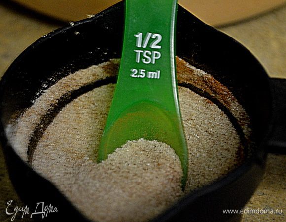 В отдельной чаше смешать 3 ст.л. сахара,корицу,отложить в сторону.