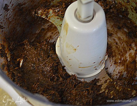 Чернослив помытый,без косточек вымочить в бренди на ночь в закрытом контейнере,осушить.Если не желаете из-за запаха и вкуса для детей,можно этот пункт пропустить и просто в фудпроцессоре его порезать .