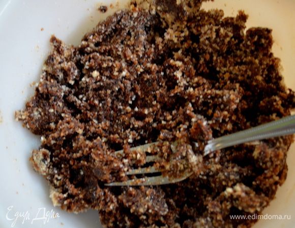 Смешать чернослив порезанный с готовой крошкой и сахаром.Поставьте в холодильник на ночь или несколько часов.