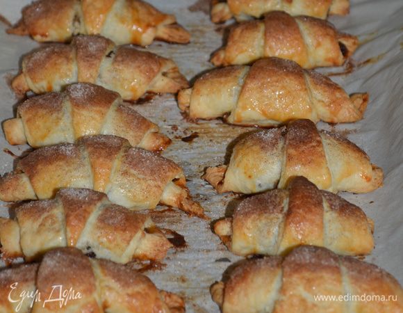 Повторить тоже самое со второй частью теста.Противни поставить в холодильник на 2 часа.
Разогреем духовку до 160 г. Достанем противни из холодильника и поставим в духовку.Готовим до золотистого цвета или на 40 мин.