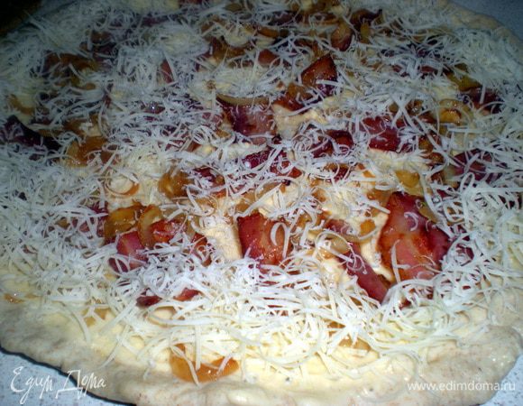 Присыпать сыром и отправить в разогретую до 230гр. духовку на 15-20 мин.до золотисто-коричневого цвета.Края должны быть хрустящими.