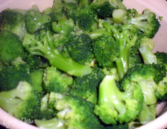 Брокколи отварить в течении 20мин в подсоленной воде.Разобрать на соцветия.
