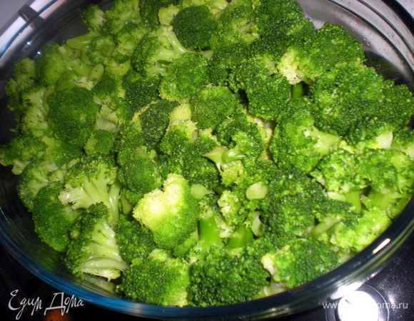 Выложить брокколи в форму для запекания.