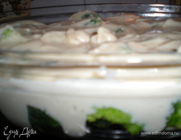 Залить соусом и поставить в духовку на 20 мин.при 200гр.Перед подачей посыпать оставшемся сыром и сразу подавать.