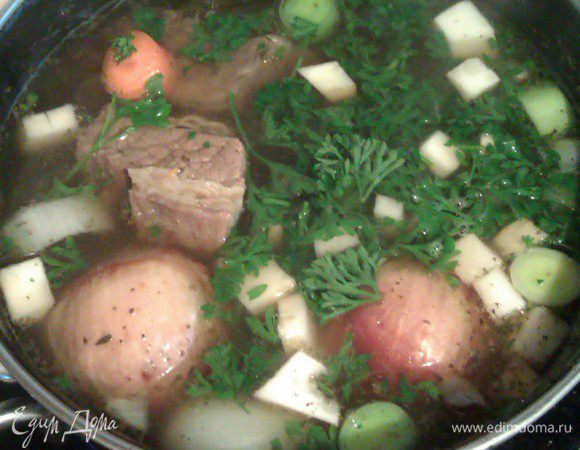 Нарезаем петрушку и тоже кидаем в кастрюльку. Оставляем на огне еще на 1 час.