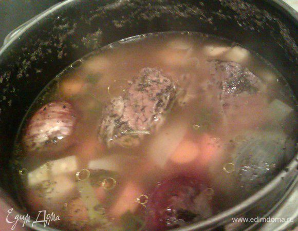 Снимаем кастрюлю с огня. Вылавливаем мясо, бульон процеживаем. Бульон можно использовать для приготовления вкусных наваристых супов. Морковь можно подать к мясу (она приобретает сладкий вкус).