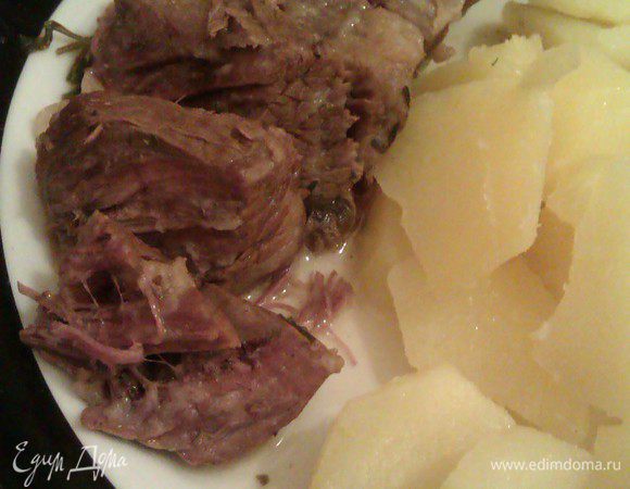 Нарезаем кусочками толщиной с палец. В идеале, если у Вас есть электронож, резать поперек волокна. У меня его нет, поэтому у меня нарезка вдоль. И ТОЛЬКО ТЕПЕРЬ СОЛИМ. Это очень важный момент, поскольку если посолить раньше, мясо не получится таким нежным. Поливаем соком чеснока и бульоном.