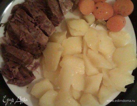 Подаем с картофелем и отварными овощами. Отдельно сервируем соус из хрена и яблочное пюре.