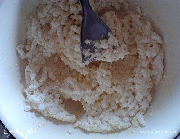 Отделите белки от желтков. В отдельной посуде разотрите творог с желтками, сметаной, сахаром, ванилином до однородной массы. Добавьте в неё цедру апельсина.