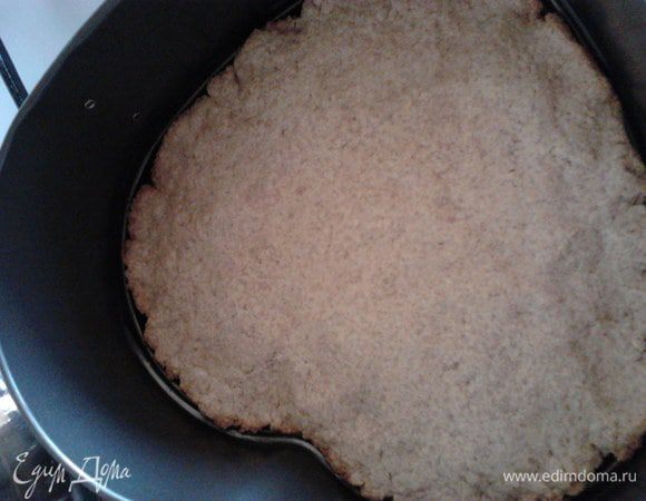 Достаньте из холодильника форму с тестом и запекайте в горячей духовке 10 мин.