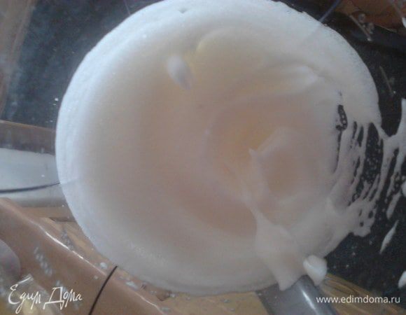 За это время взбейте белки в крепкую пену.