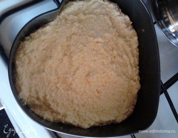 Уменьшите температуру в духовке до 180 град. Смешайте с белковой пеной творожную массу. Выньте тесто-основу и выложите на неё творожную массу. Форму снова поставьте в духовку примерно на 30 минут.