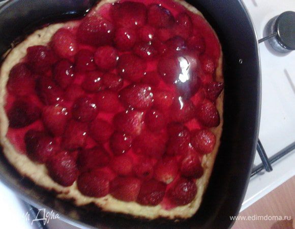 Залейте верх торта клубничным желе.