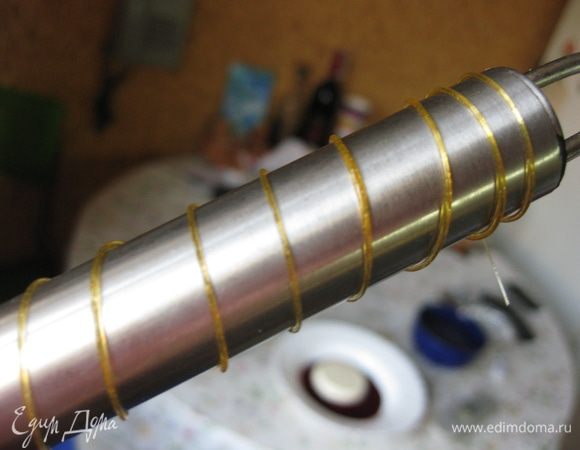 Для приготовление нескольких спиралей, понадобится всего 2-3 ч.ложки сахара.
Насыпать сахар в небольшую кружку, поставить на маленький огонь, постоянно помешивая довести сахар до текучей карамельной консистенции коричневого цвета. Дать немного остыть.
У шеф-повара в передаче было металлическое спец.приспособление конусной формы, я использовала металлический венчик, точнее ручку венчика.
Тыльной стороной чайной ложки зачерпнуть карамель, должна потянуться тонкая карамельная нитка, которую нужно тут же начать наматывать на ручку, как нитку на катушку. Карамель очень быстро застывает, свисающие нити карамели по краям нужно обломать (кстати они тоже могут украсить ваш десерт), а спираль очень легко соскальзывает с ручки.
