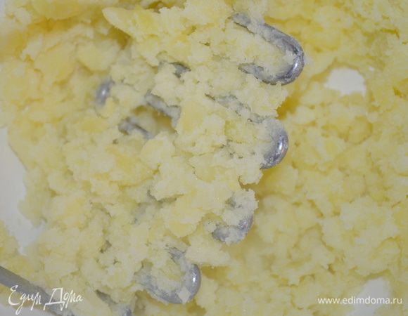 Слить с него воду, размять в пюре. 