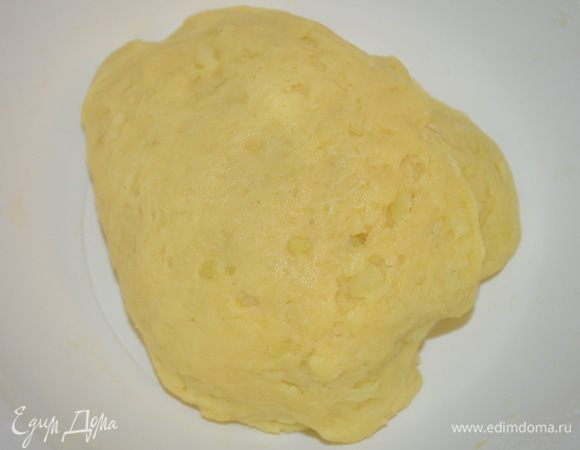 Добавить сливочное масло, муку и соль и замесить тесто. Оно будет очень нежное и теплое! Если надо, можно еще добавить муку, чтобы тесто не липло при раскатке. 