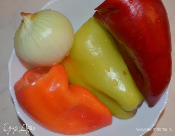 Овощи для начинки помыть и почистить. 