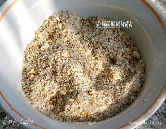 Первым делом подготовим миндаль. Лучше его заранее немного подсушить на воздухе. Я просто на ночь оставила открытым на тарелке на столе. Потом он у меня без проблем измельчился в кофемолке. Для этих целей можно воспользоваться и блендером. Миндаль состояния муки здесь не требуется, небольшие кусочки будут скорее плюсом.