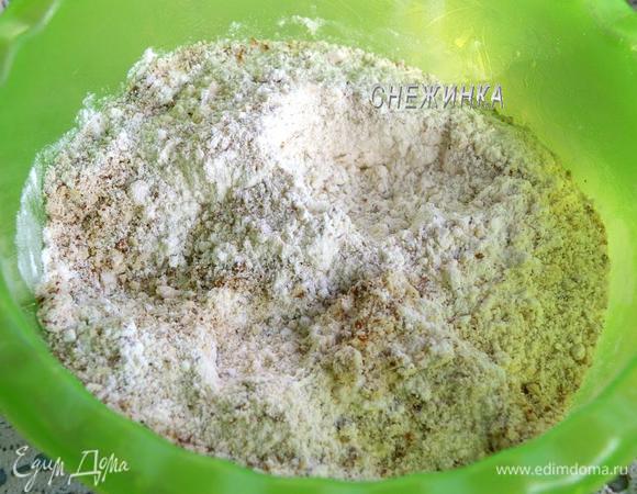 В миске смешиваем муку, измельченный миндаль, соль и разрыхлитель.