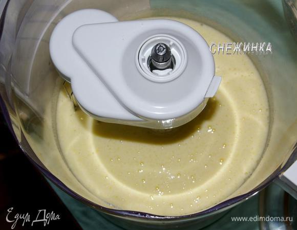 Миксером или в комбайне взбиваем яйцо с сахаром. 
