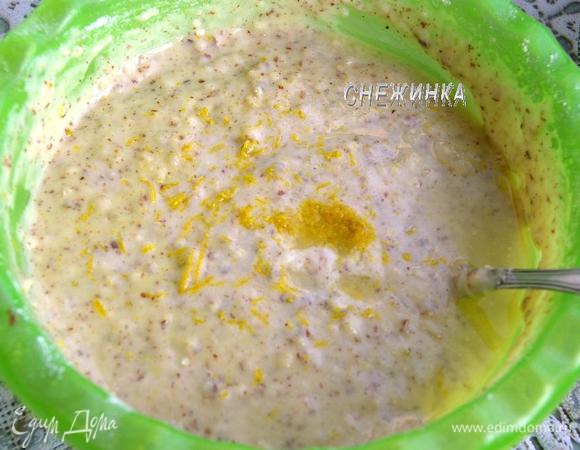 Добавляем жидкие ингредиенты к сухим. Туда же натираем вначале цедру лимона, затем выдавливаем сок половинки лимона.