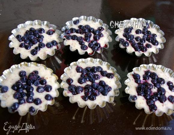 Можно испечь и в обычных формочках. Смазываем их маслом, наполняем тестом и сверху – черника.
