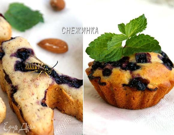 Печем 25-30 минут при 190С до сухой зубочистки. Даем немного остыть и вынимаем из формочек. Фольга также легко снимается. Маффины получились такие вкусные, что даже оса не удержалась)))