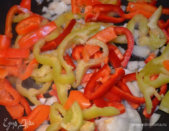 Обжарить на масле лук и перец несколько минут, до золотистого цвета у лука. Выложить их на тарелку. 