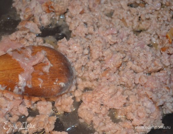 На этом же масле обжарить фарш до полуготовности. 