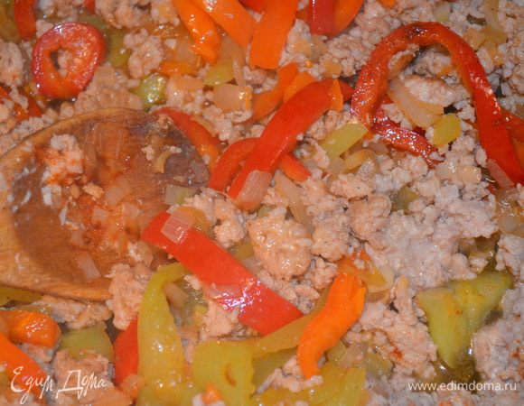 Затем в фарш добавит отложенные овощи, посолить, поперчить, добавить паприку. 