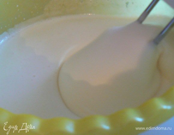 Яйца взбить с сахаром (взбивать хорошо, как на бисквит!).