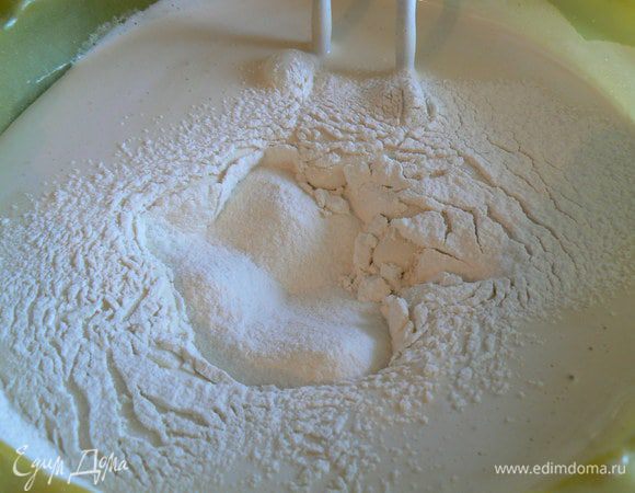 Добавить муку и замесить тесто.