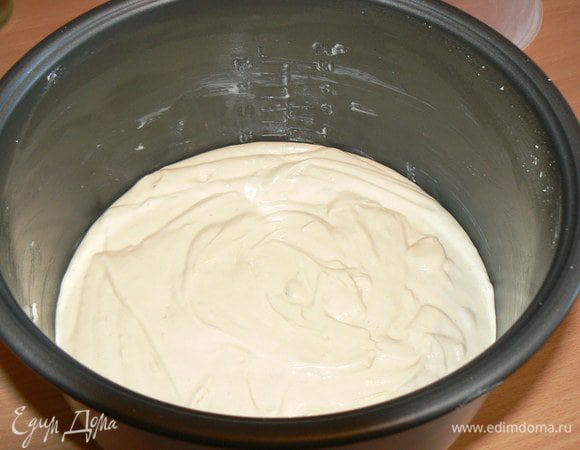 Выложить в смазанную форму. Выпекать в режиме «выпечке» 60+60 минут.

