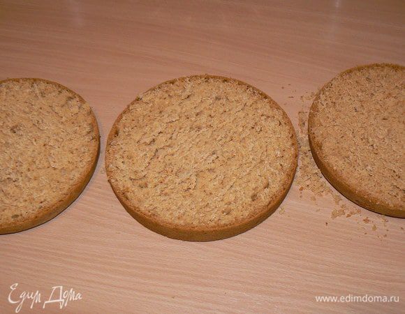 Разрезать на коржи.