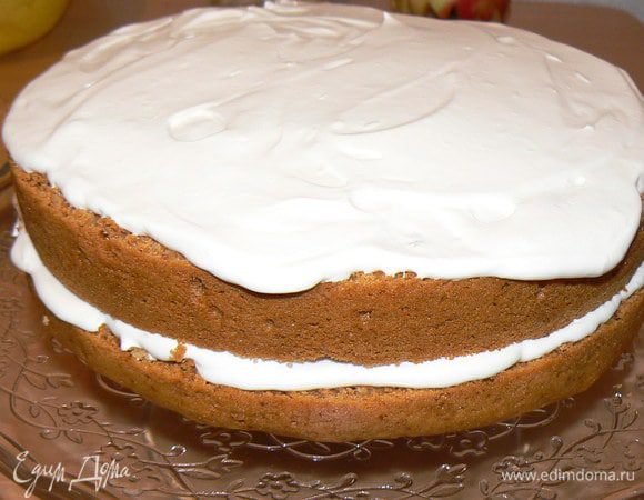 Смазать взбитой сметаной.