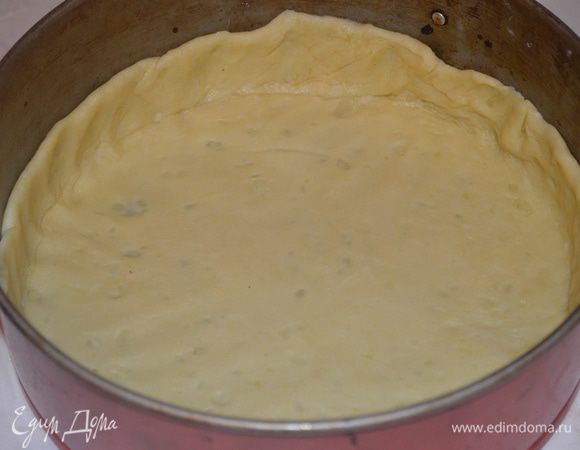 Тесто раскатать и перенести в смазанную маслом разъемную форму (24 см)