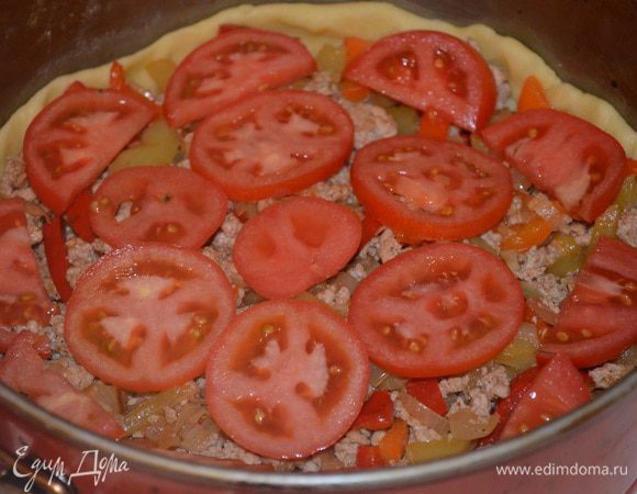 выложить на тесто начинку. Сверху раскладываем кружочки помидоров и присыпаем все сыром. 