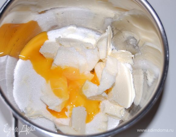 Основа:
Размягченное  сливочное масло взбить миксером с сахаром и желтком.
