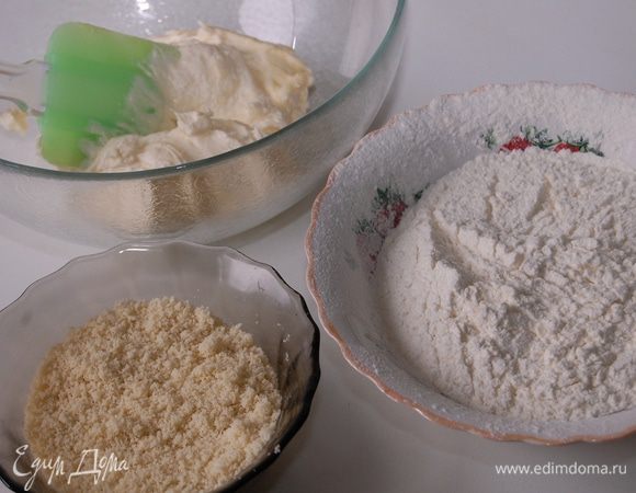 К полученной смеси вручную подмешать просеянную пшеничную муку, миндальную муку и соль.  У вас нет миндальной муки? Не беда.  Вы можете приготовить её сами. Для этого миндаль опустить в кипяток на 2-3мин. Воду слить, миндаль очистить от шкурок и подсушить. Если время позволяет – оставьте орехи на 3-4 дня в сухом, проветриваемом помещении. А можно  подсушить в духовке, или на сковороде.  После чего смолоть в кофемолке до состояния муки. У Вас получится белоснежная мука домашнего производства!