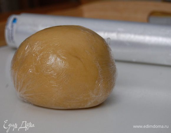 Скатать тесто в шар, и завернув в пищевую пленку  отправить в холодильник на 20 минут. 
