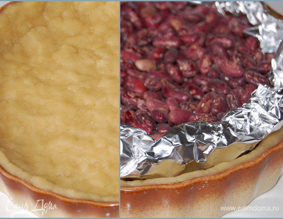 Охлажденное тесто  выложить в форму для тарта диаметром 20 см. Выпекать 12 -15 минут  при температуре 180 гр. с грузом.  Достать из духового шкафа. Остудить при комнатной температуре. 