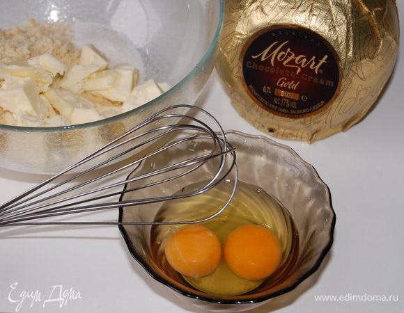 Миндальный крем:
Для миндального крема  взбить венчиком до однородного состояния размягченное сливочное масло, сахар, яйца, шоколадный ликер и миндальную муку. 
