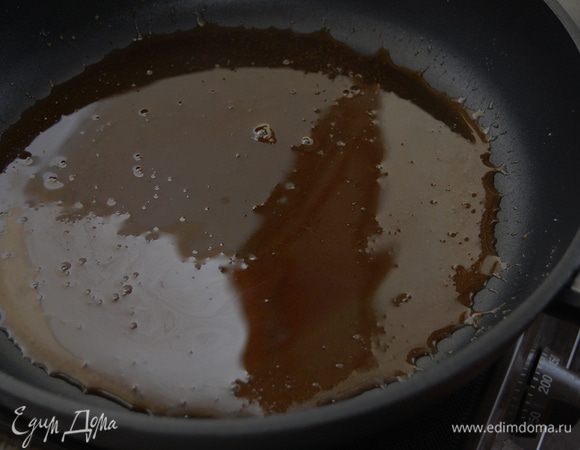 Сахар растопить на сковороде до состояния карамели (на сильном огне). Не перемешивать! Иногда встряхивать сковороду, держа её за ручку.